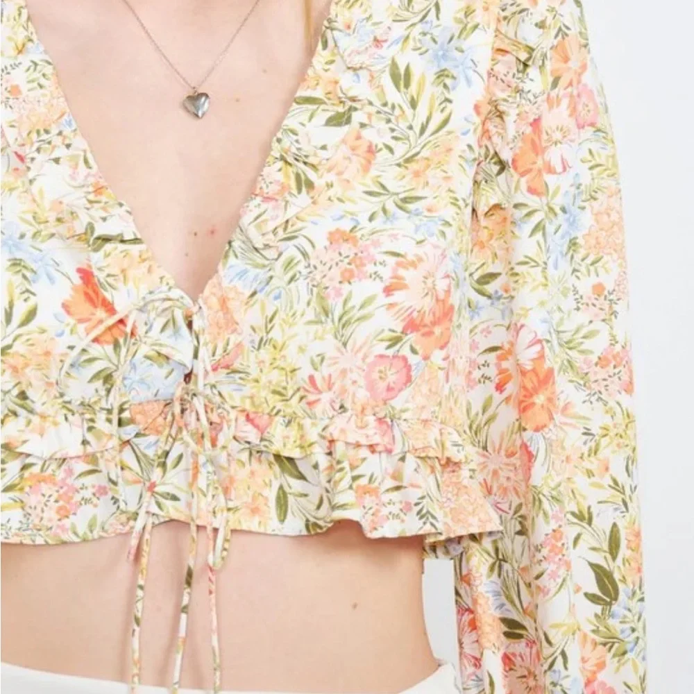 Emory Park Floral Ruffle Tie Front Cropped Blouse Large - Picture 2 of 10